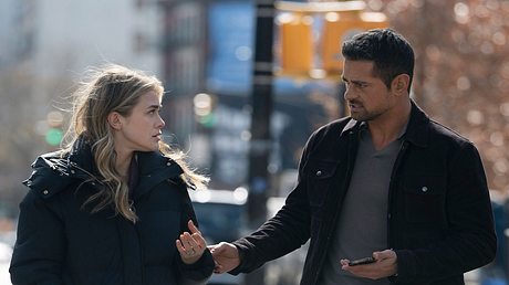 Melissa Roxburgh alias Michaela und J.R Ramirez als Jared in Staffel 4 von Manifest - Foto: Peter Kramer/Netflix