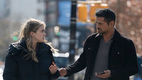 Melissa Roxburgh alias Michaela und J.R Ramirez als Jared in Staffel 4 von Manifest - Foto: Peter Kramer/Netflix