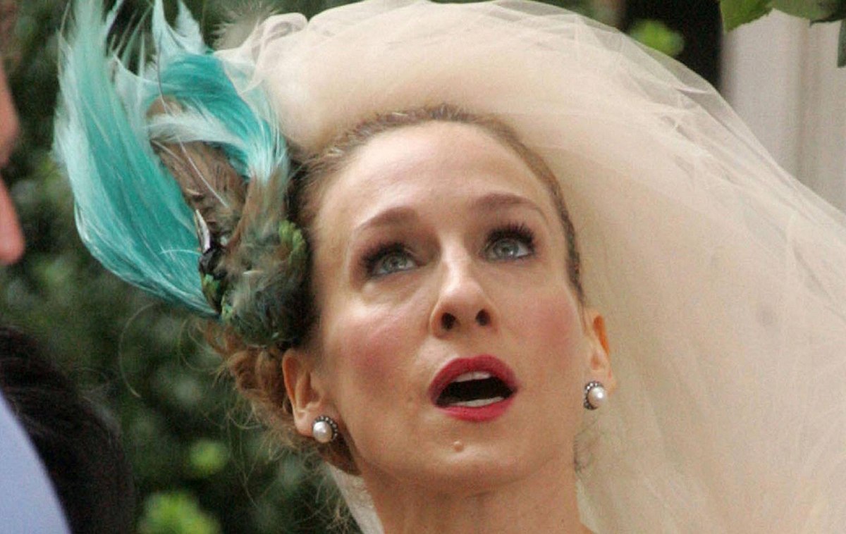 Heiratet Carrie Bradshaw (Sarah Jessica Parker) in And Just Like That noch einmal (im Vivienne Westwood-Kleid von damals)?