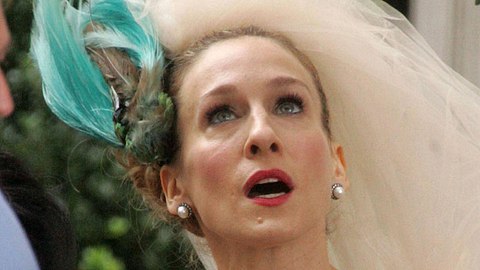 Heiratet Carrie Bradshaw (Sarah Jessica Parker) in And Just Like That noch einmal (im Vivienne Westwood-Kleid von damals)? - Foto: IMAGO / ZUMA Wire