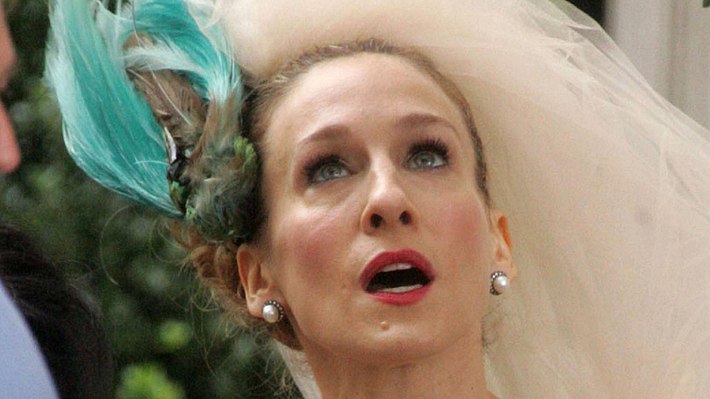 Heiratet Carrie Bradshaw (Sarah Jessica Parker) in And Just Like That noch einmal (im Vivienne Westwood-Kleid von damals)? - Foto: IMAGO / ZUMA Wire
