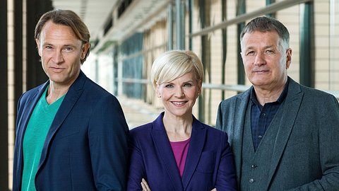 In aller Freundschaft: Martin erwischt Roland & Kathrin inflagranti! - Foto: MDR/Saxonia/Tom Schulze