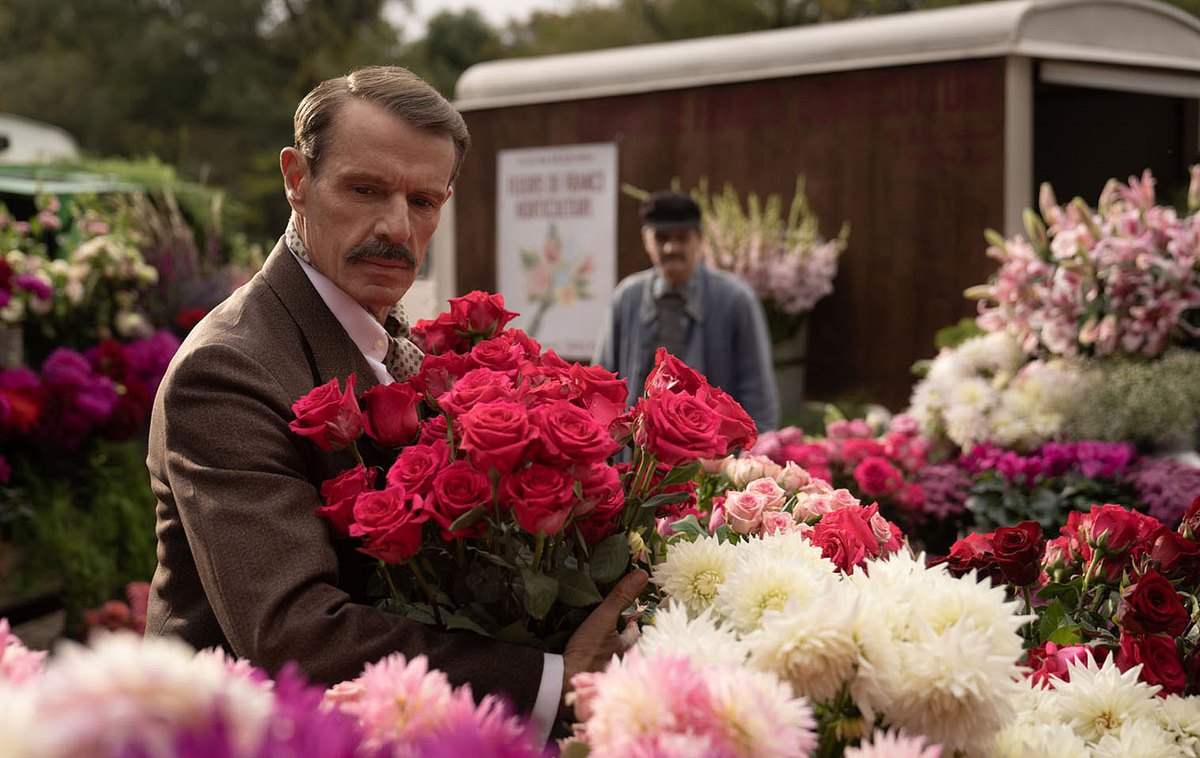Lambert Wilson in Mrs. Harris und das Kleid von Dior