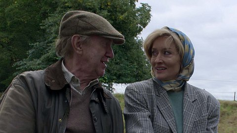 Penny Knatchbull und Prinz Philip in The Crown, Staffel 5! - Foto: Netflix