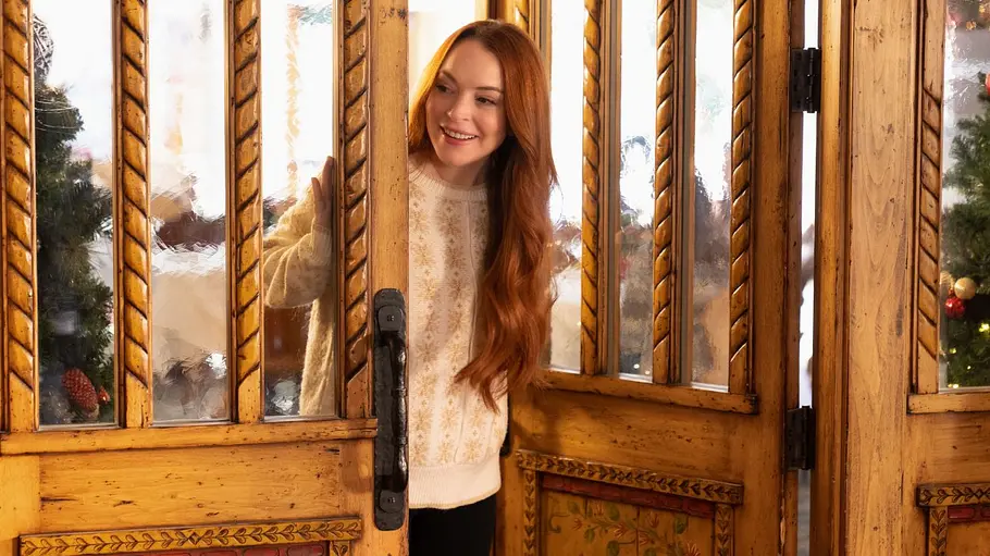 Lindsay Lohan schaut aus der Haustür