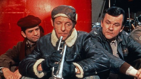 Robert Clary (unten) mit Ivan Dickson (oben), Bob Crane (Mitte) in Ein Käfig voller Helden - Foto: IMAGO / United Archives