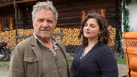 bergdoktor-besuch-lilli-grossvater. - Foto: ZDF/Erika Hauri