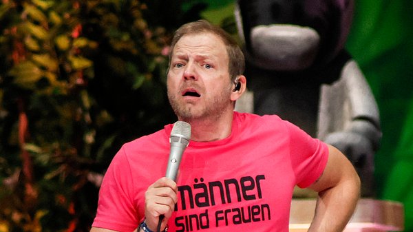 Mario Barth soll sich während eines Notfalleinsatzes im Publikum äußerst unangemessen verhalten haben! - Foto: IMAGO / Future Image