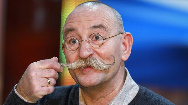 Bares für Rares-Moderator hat eine dringende Warnung für die Zuschauer - Foto: IMAGO / Future Image