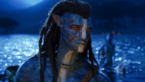 Sam Worthington spiel Jake Sully in den beiden Avatar-Filmen. - Foto: ©2022 20th Century Studios.