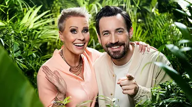 Dschungelcamp 2023: Sonja Zietlow und Jan Köppen führen durch die Show - Foto: RTL / Ruprecht Stempell