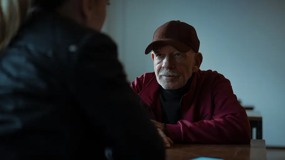Sarah Kohr - Großer Bruder: Mark Obsian (Martin Wuttke) sitzt vor Sarah Kohr (Lisa Maria Potthoff) im Gefängnis und schaut sie finster an.
