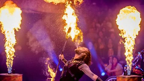 Stars in der Manege: Massimo Sinató verletzt sich beim Feuerspucken - Foto: Sat.1/Nadine Rupp