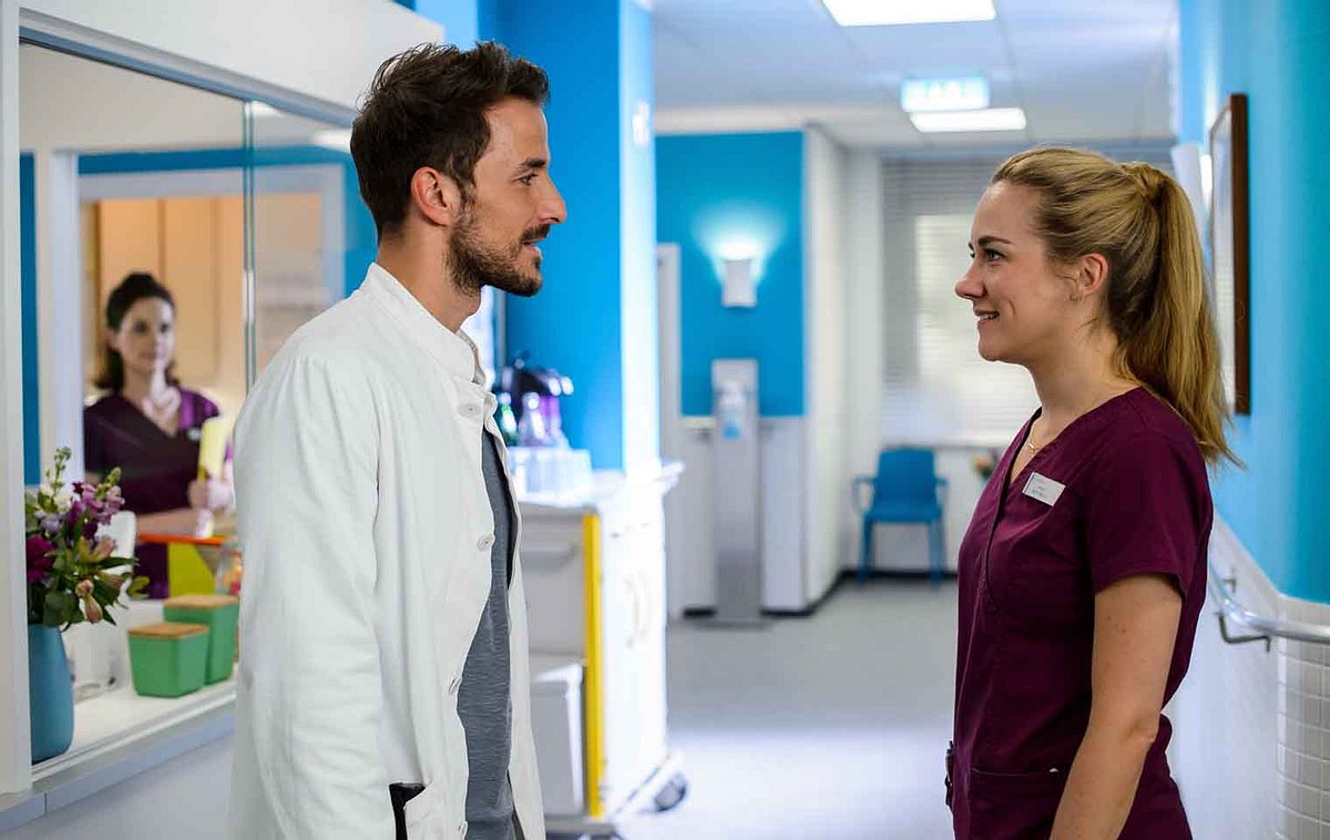 Bettys Diagnose: Dr. Frank Stern (Max Alberti) und Betty Weiss (Annina Hellenthal)