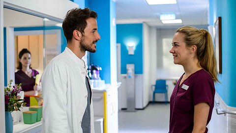 Bettys Diagnose: Dr. Frank Stern (Max Alberti) und Betty Weiss (Annina Hellenthal) - Foto: ZDF / Willi Weber