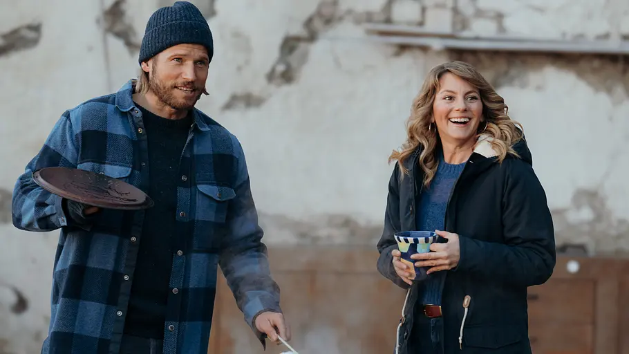 Was passiert mit Markus und Katharina in Staffel 18? Katharina und Markus lächeln, während er ihr ein Getränk einschenkt.