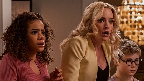 Wann startet Ginny & Georgia, Staffel 2? Antonia Gentry als Ginny, Brianne Howey als Georgia, Diesel La Torraca als Austin Miller - Foto: Brooke Palmer/Netflix