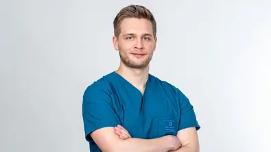 Die jungen Ärzte: Wechselt Mikko nach Leipzig zu In aller Freundschaft? - Foto: ARD/Tom Schulze