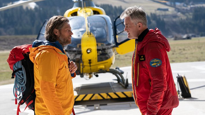 Heftige Szenen bei „Die Bergretter“ Staffel 14 – Markus Kofler bangt um sein Leben - Foto: ZDF/Stephanie Kulbach