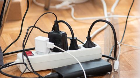 Kabel verstecken: Für eine aufgeräumte Wohnung: So kannst du Kabel verstecken - Foto: istock/Octavian Lazar