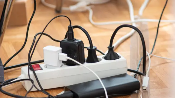 Kabel verstecken: Für eine aufgeräumte Wohnung: So kannst du Kabel verstecken - Foto: istock/Octavian Lazar