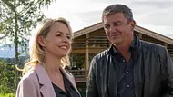 Martin Gruber schaut Franziska lächelnd an. - Foto: ZDF und Erika Hauri Martin Gruber schaut Franziska lächelnd an. - Foto: ZDF und Erika Hauri