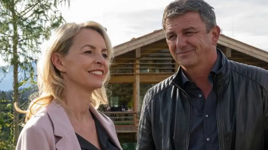 Franziska kommt zurück. Martin lächelt Franziska an.