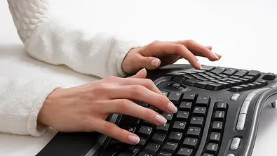 Ergonomische Tastatur - Foto: iStock/webphotographeer