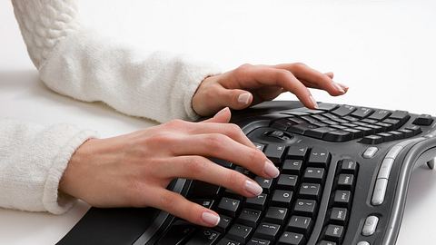 Ergonomische Tastatur - Foto: iStock/webphotographeer