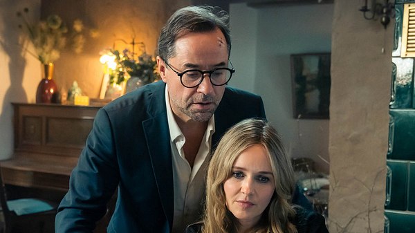 Joachim Vernau (Jan Josef Liefers) und Marie-Luise (Stefanie Stappenbeck) in Düstersee - Foto: © ZDF/Stephan Rabold