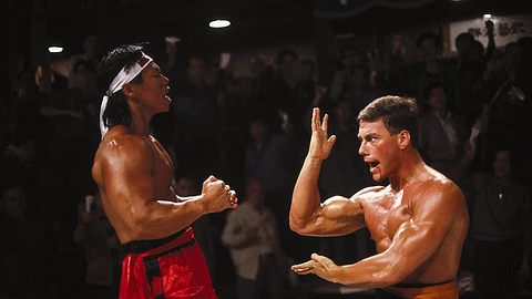 Jean-Claude van Damme lässt in Bloodsport die Muskeln spielen; der Film erscheint in 4K UHD - Foto: Capelight Pictures
