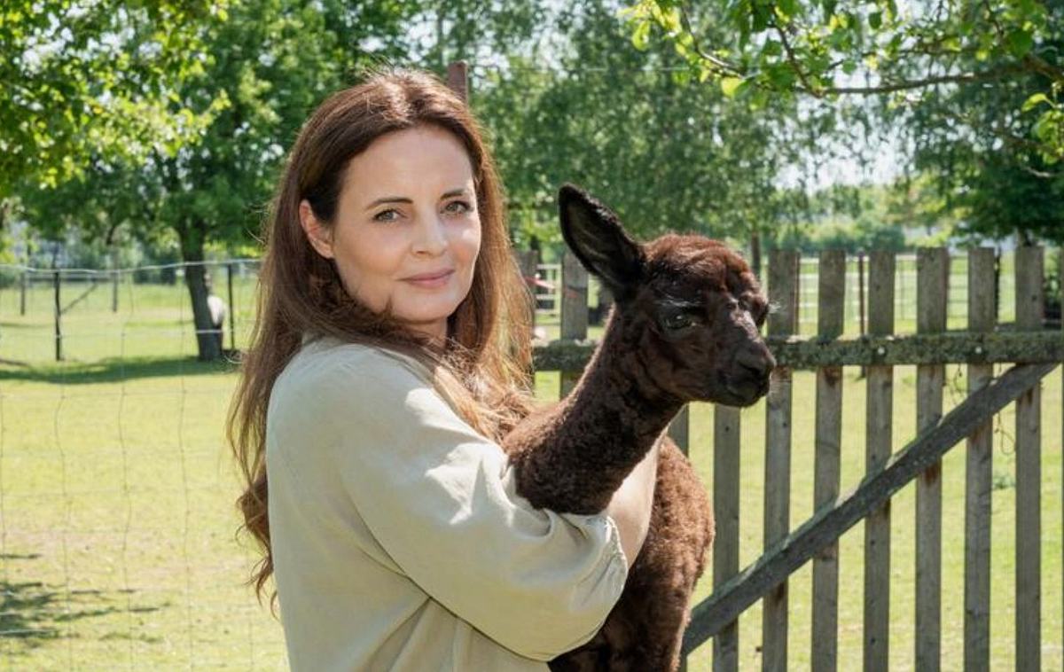 Cheftierärztin Dr. Susanne Mertens (Elisabeth Lanz) wendet sich an die Öffentlichkeit. Cheftierärztin Dr. Susanne Mertens (Elisabeth Lanz) hält ein Alpaka-Baby im Arm
