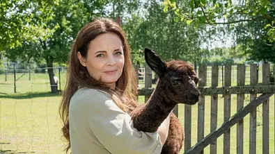 Cheftierärztin Dr. Susanne Mertens (Elisabeth Lanz) hält ein Alpaka-Baby im Arm - Foto: ARD