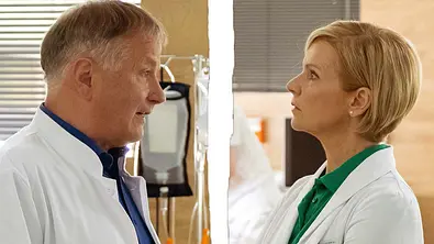 In aller Freundschaft: Krise bei Kathrin und Roland! - Foto: MDR/Saxonia Mmedia/Sebastian Kiss/Montage: TVMovie.de