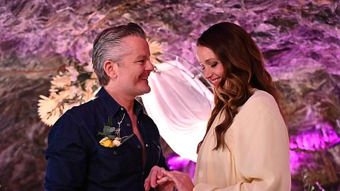 Jenny und Ingo strahlen glücklich bei ihrer Hochzeit. - Foto: RTL / Julia Feldhagen