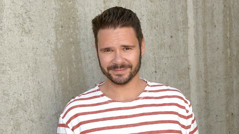 GZSZ Thomas Drechsel als Tuner - Foto: RTL / Rolf Baumgartner