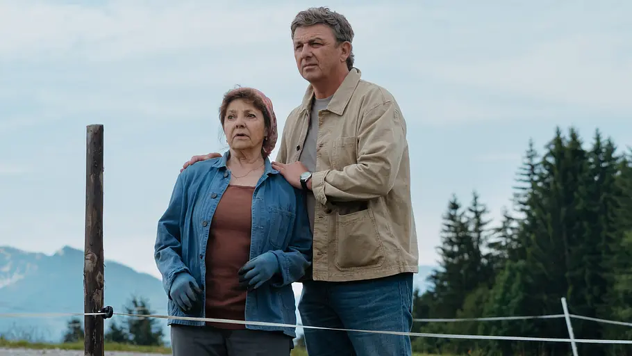 Lisbeth und Martin sind in Staffel 19 zurück. Lisbeth und Martin schauen auf einer Wiese ernst in die Ferne.