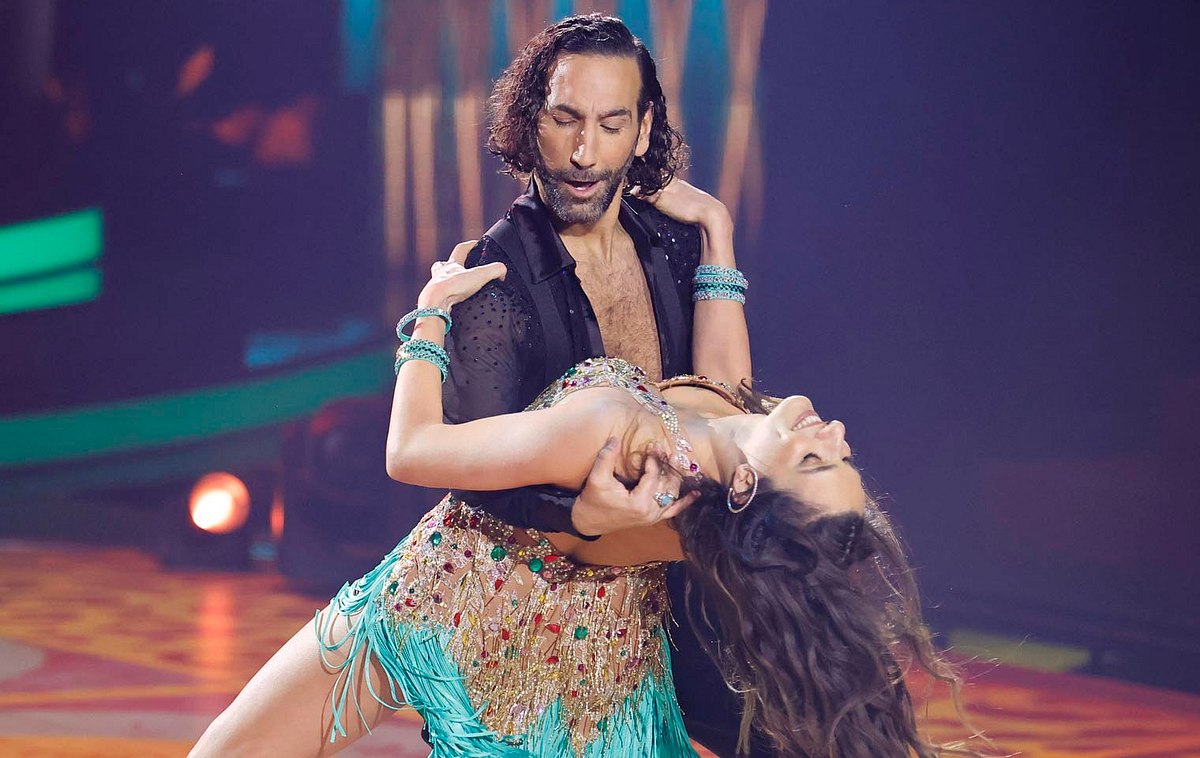 Unternehmerin Sally Özcan und Profitänzer Massimo Sinato stehen bei der RTL-Tanzshow Let s Dance (16. Staffel)