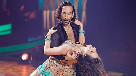 Unternehmerin Sally Özcan und Profitänzer Massimo Sinato stehen bei der RTL-Tanzshow Let s Dance (16. Staffel) - Foto: IMAGO / Panama Pictures