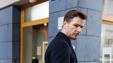 „Unter Uns“-Vorschau: ER ist schuld an Corinnas Tod! - Foto: RTL / Sebastian Meyer