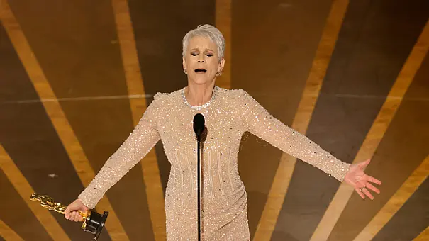 Jamie Lee Curtis bei der Oscarverleihung 2023 - Foto: Kevin Winter / GettyImages