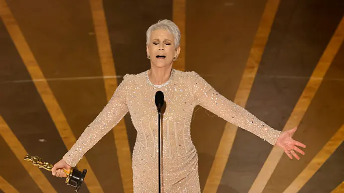 Jamie Lee Curtis bei der Oscarverleihung 2023 - Foto: Kevin Winter / GettyImages
