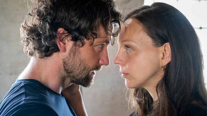„Ein Schritt zum Abgrund“: Das ist zur 2. Staffel der ARD-Serie bereits bekannt - Foto: ARD Degeto/Boris Laewen
