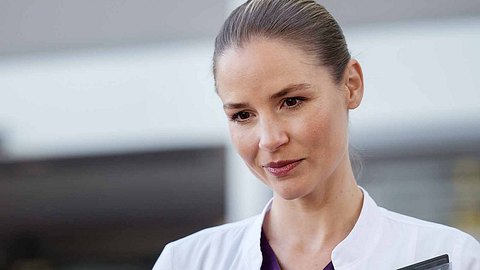 In aller Freundschaft: Neue Liebe für Julia? - Foto: ARD/Jens-Ulrich Koch