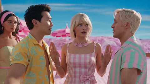 „Barbie“: Erster Trailer zeigt die verrückte Filmwelt und viele Barbies - Foto: Warner Bros. Pictures