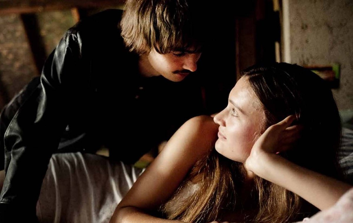 Irgendwann werden wir uns alles erzählen: Maria (Marlene Burow) und Johannes (Cedric Eich)