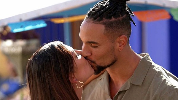 Der Bachelor 2023: David Jackson ergattert seinen ersten Kuss von Chiara - Foto: RTL