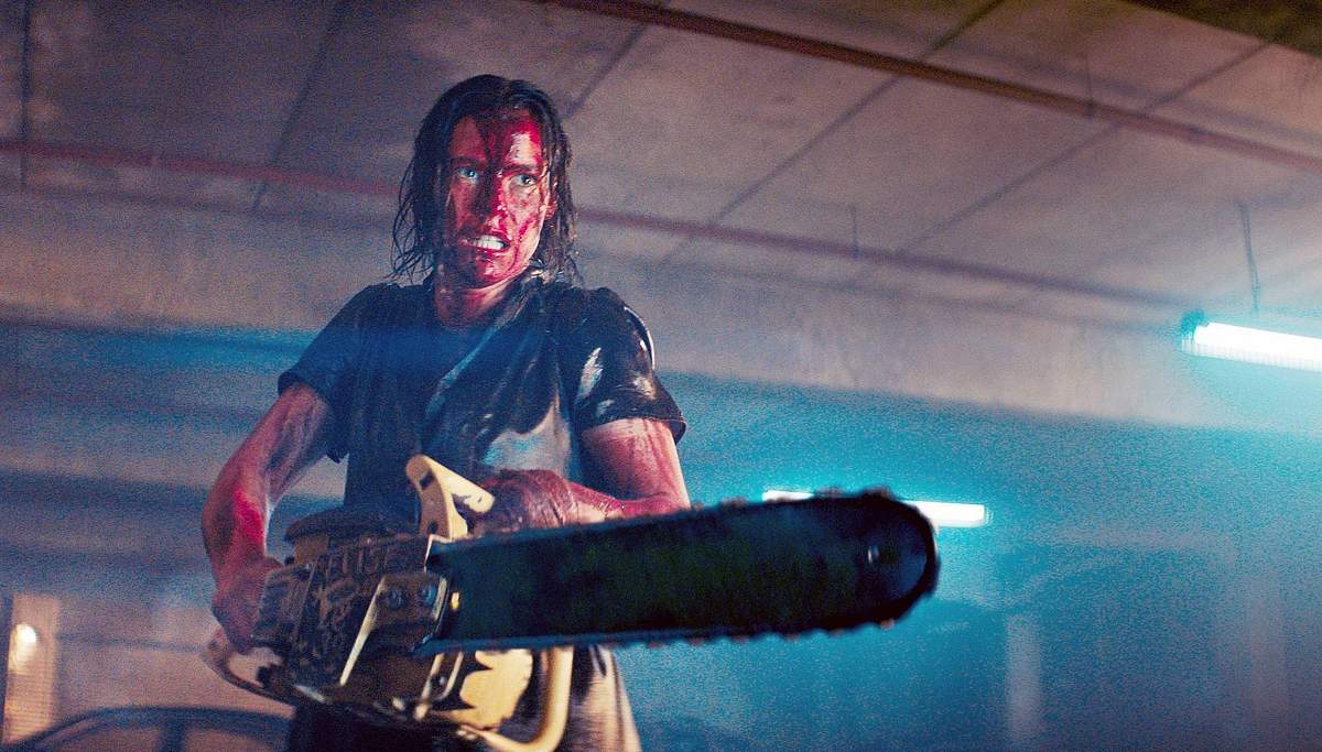 Lily Sullivan in Evil Dead Rise; wo man den Horrorfilm bald streamen kann