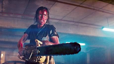 Lily Sullivan in Evil Dead Rise; wo man den Horrorfilm bald streamen kann - Foto: Warner Bros.