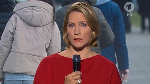 Tageschau-Panne: Judith Rakers mit Handmikrofon - Foto: Das Erste